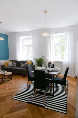 Ein Sitzbereich in der Unterkunft BELLA - Business&Family - 2 Zimmer direkt neben Schloß, Parkplatz, SmartTV, Netflix, Waschmaschine, 24h Checkin, 71qm, Kingsizebett, Hotelbettwäsche