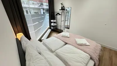 Ein Bett oder Betten in einem Zimmer der Unterkunft Das Loft - Sauna - 4 Schlafzimmer - 2 Bäder - Stadtmitte - 2 Parkplätze
