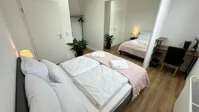 Ein Bett oder Betten in einem Zimmer der Unterkunft Das Loft - Sauna - 4 Schlafzimmer - 2 Bäder - Stadtmitte - 2 Parkplätze