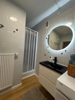 Ein Badezimmer in der Unterkunft Moderne, helle Terrassenwohnung im Kurort