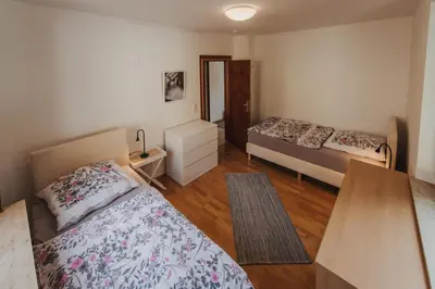 Ein Bett oder Betten in einem Zimmer der Unterkunft große Wohnung in Weinheim mit Charme