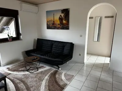 Ein Sitzbereich in der Unterkunft KRAICHGAU # 3-ZKB mit Balkon und Klimaanlage, Monteurzimmer