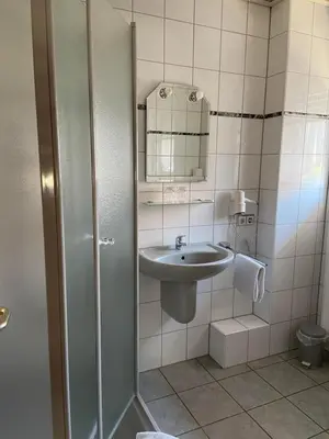 Ein Badezimmer in der Unterkunft Pension Zum Bahnhof