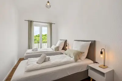 Ein Bett oder Betten in einem Zimmer der Unterkunft Ferienwohnung Bad Friedrichshall 5BR 10 beds, TV & kitchen