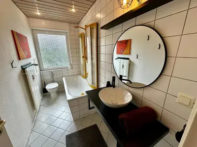 Ein Badezimmer in der Unterkunft KA-City, 3 Zi, 75qm, Parken, Balkon, WLAN, Netflix ruhige Lage