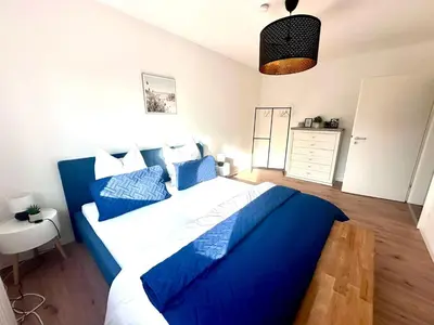 Ein Bett oder Betten in einem Zimmer der Unterkunft KA-City, 3 Zi, 75qm, Parken, Balkon, WLAN, Netflix ruhige Lage