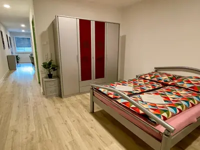 Ein Bett oder Betten in einem Zimmer der Unterkunft Goldstadt Schlössle Suite 2-Zimmer Design Apartament Zentrum Pforzheim
