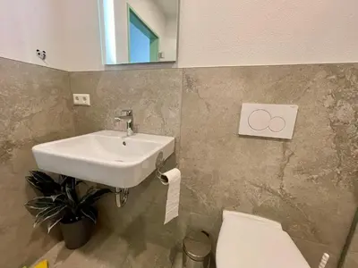 Ein Badezimmer in der Unterkunft Goldstadt Schlössle Suite 2-Zimmer Design Apartament Zentrum Pforzheim