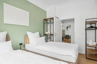 Ein Bett oder Betten in einem Zimmer der Unterkunft FABYLOUS Homes City Apartment I Gruppen I Waschtrockner I Balkon I belebte Lage