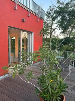 Ein Garten an der Unterkunft Luxuswohnung in Villa mit fantastischem Blick