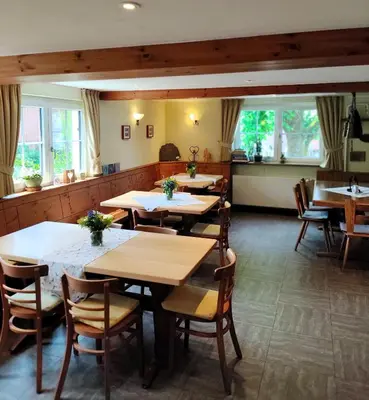 Ein Sitzbereich in der Unterkunft Grünvogels Landgasthof zum Grünen Baum
