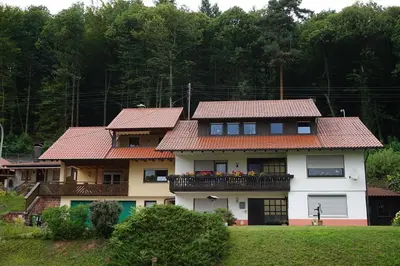 Das Gebäude in dem sich die Ferienwohnung befindet