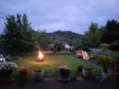 Ein Garten an der Unterkunft Ferienwohnung Zum Drachenfels