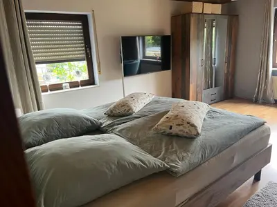 Ein Bett oder Betten in einem Zimmer der Unterkunft Ferienwohnung Zum Drachenfels