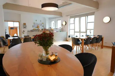 Ein Restaurant oder anderes Speiselokal in der Unterkunft Hotel Adler am Schloss