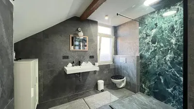 Ein Badezimmer in der Unterkunft LudwigsHome - Zentrale Lage, Luxusbad, Workspace, Klima