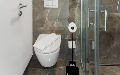 Ein Badezimmer in der Unterkunft Lit Living Deluxe Apartments Wörth - Parking - Box Spring - BBQ - Balcony