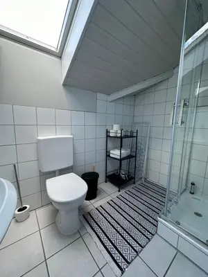 Ein Badezimmer in der Unterkunft Moderne Wohnung mit Dachterrasse