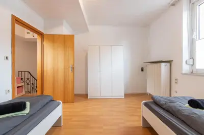 Ein Bett oder Betten in einem Zimmer der Unterkunft Wohnung für 8 Personen in ehemaligem Weingut mit 4 Schlafzimmern