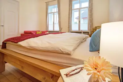 Ein Bett oder Betten in einem Zimmer der Unterkunft Charmante Altbauwohnung mit Gartenblick