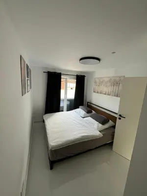 Ein Bett oder Betten in einem Zimmer der Unterkunft 2 Moderne Wohnung nahe Museum