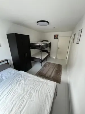 Ein Bett oder Betten in einem Zimmer der Unterkunft 2 Moderne Wohnung nahe Museum