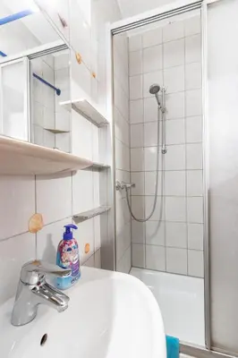 Grundriss der Unterkunft Arbeiterapartment mit 2 Betten, Küche, Bad