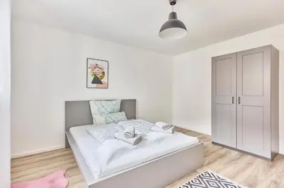 Ein Bett oder Betten in einem Zimmer der Unterkunft Zentrale Lage Netflix Queensize Bett