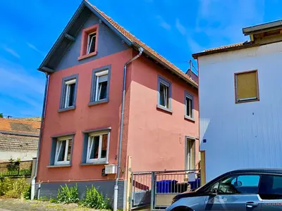 Das Gebäude in dem sich das Ferienhaus befindet
