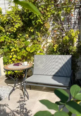 Ein Garten an der Unterkunft Ferienwohnung an den Weinbergen