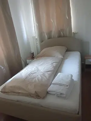 Ein Bett oder Betten in einem Zimmer der Unterkunft Privates Einzelzimmer direkt an der Uniklinik Mainz