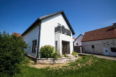 Das Gebäude in dem sich das Privatzimmer befindet
