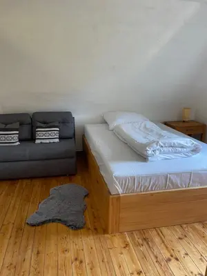 Ein Bett oder Betten in einem Zimmer der Unterkunft Kleine, aber feine Unterkunft mit direktem Waldzugang
