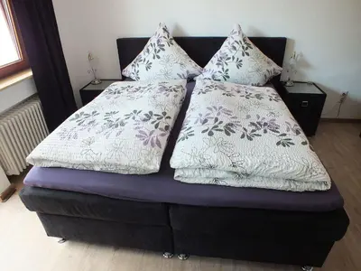 Ein Bett oder Betten in einem Zimmer der Unterkunft Gästehaus Müller