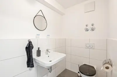 Ein Badezimmer in der Unterkunft LIVINGLike-Apartment - Central & Spacious with Balkony & Garage, Coffee - 103m2
