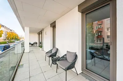 Ein Balkon oder eine Terrasse in der Unterkunft LIVINGLike-Apartment - Central & Spacious with Balkony & Garage, Coffee - 103m2