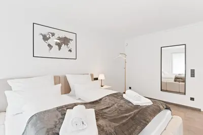 Ein Bett oder Betten in einem Zimmer der Unterkunft TOP Apartments - Stilvolle Wohnung mit Loggia im Stadtzentrum - Kingsize Bett - Smart TV - Netflix - 60qm - 24h Check-In