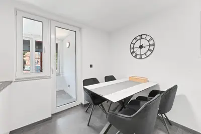 Grundriss der Unterkunft TOP Apartments - Stilvolle Wohnung im Stadtzentrum - Loggia - Kingsize Bett - Smart TV - Netflix - 60qm - 24h Check-In