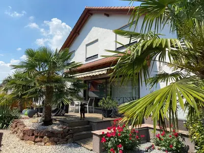 Ein Garten an der Unterkunft Casa Rosa Ferienwohnung in Altrip