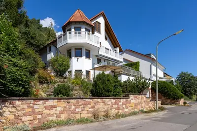 Das Gebäude in dem sich die Ferienwohnung befindet