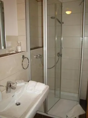 Ein Badezimmer in der Unterkunft Pension Zur Schlummerstube