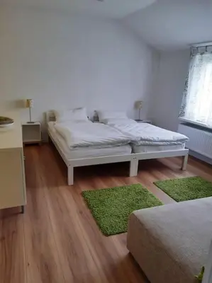 Ein Bett oder Betten in einem Zimmer der Unterkunft Apartment mit Innenhof, Rasen und Parkplatz