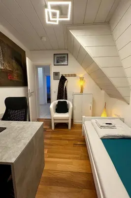 Ein Sitzbereich in der Unterkunft Zentrale Maisonette mit Büro & Parkplatz