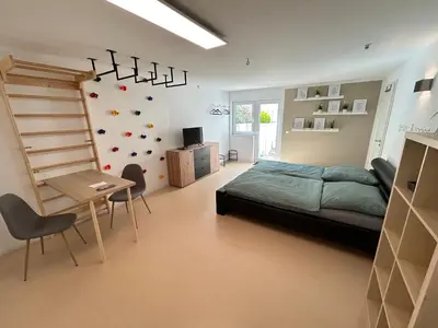Ein Sitzbereich in der Unterkunft Inspirierendes Sport-Motto-Zimmer am Kocher-Jagst Radweg nähe Heilbronn