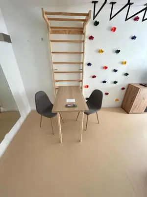 Ein Sitzbereich in der Unterkunft Inspirierendes Sport-Motto-Zimmer am Kocher-Jagst Radweg nähe Heilbronn