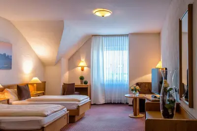 Ein Bett oder Betten in einem Zimmer der Unterkunft Hotel-Restaurant Schwyzerhüsli