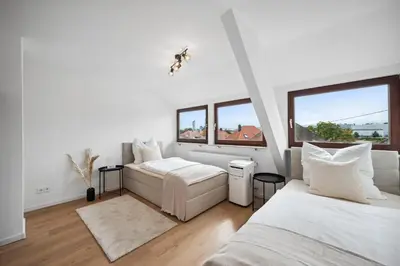 Ein Bett oder Betten in einem Zimmer der Unterkunft Malu Rooms - Top Lage, Kostenloser Parkplatz, Klima, Netflix, 24h Checkin