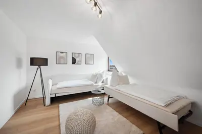 Ein Bett oder Betten in einem Zimmer der Unterkunft Malu Rooms - Top Lage, Kostenloser Parkplatz, Klima, Netflix, 24h Checkin