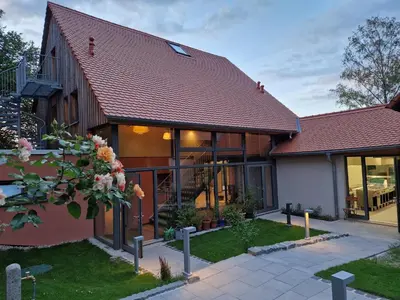 Ein Garten an der Unterkunft Ada's Buka Chalet auf dem Felsberg
