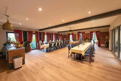 Ein Restaurant oder anderes Speiselokal in der Unterkunft Ada's Buka Chalet auf dem Felsberg